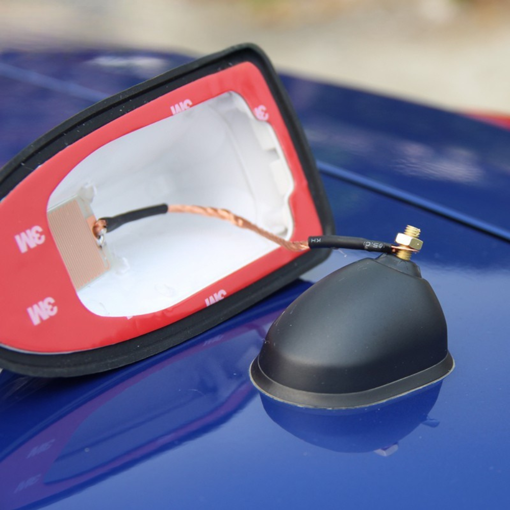 Antena de carro em forma de barbatana de tubarão